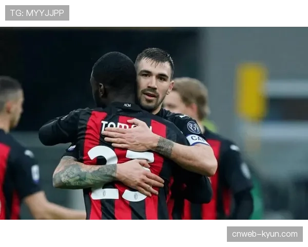 特写：前米兰队长罗马尼奥利作为对手重返圣西罗，赛后与旧友拥抱